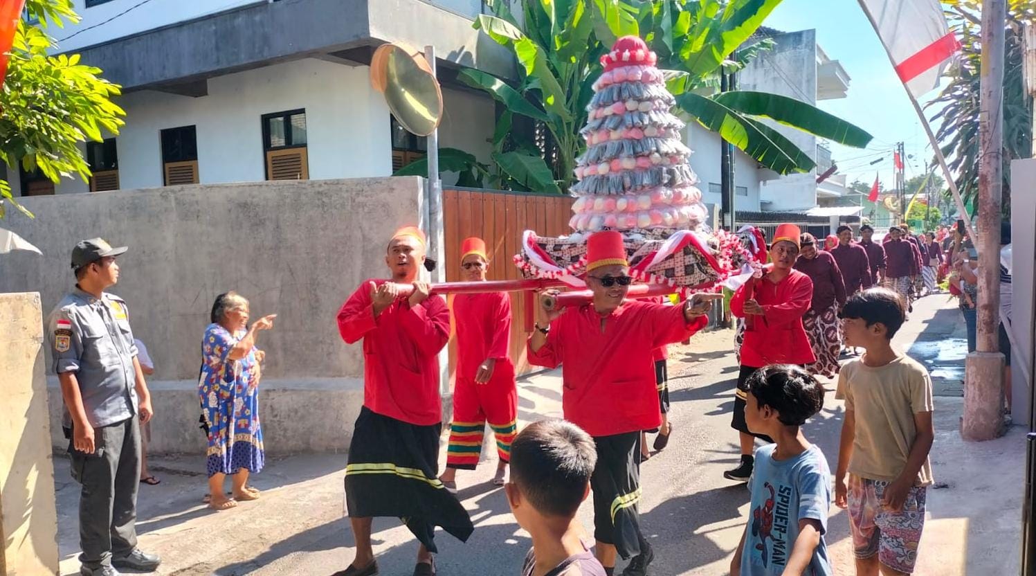 Sayang Dilewatkan! Kirab Budaya Ireda Fest 2024 Sajikan Arak-arakan Gunungan Berisi Kerajinan