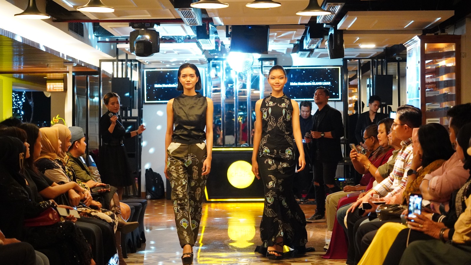 Fashion Show Berkelas di Chadis Rooftop Bar Swiss-belboutique Yogyakarta